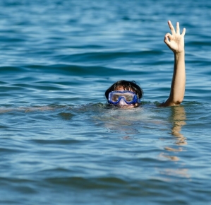 0001_beautiful-view-female-swimming-lake-with-only-her-head-one-arm-out-water_181624-21598_1658126539-f229a1a441f8e90ecba4eacee62a3d98.jpg