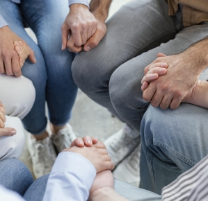 0001_close-up-people-holding-hands_1695119682-924cc57a81a0d91fba19f388deca2c58.jpg