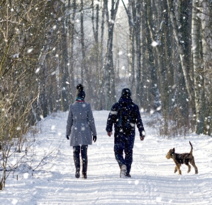 0001_couple-winter-walk-1118_8e5547fbbb3aaa95c4746e02406a35e6_1701163922-e1971c60347b10f020d4bbce6789101c.jpg