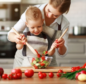 0001_family-cooking-kids-help-kitchen_1677668477-e737ea1ec4a1eb47bc9a67e7a725daa5.jpg